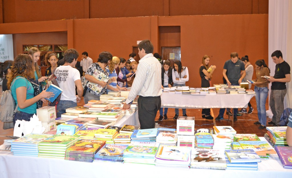 Alumnos visita stand